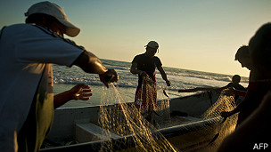 pescadores en una playa de garita palmera, El Salvador