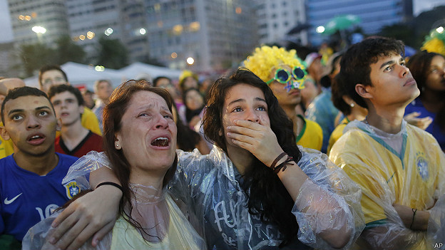 Hinchas brasileños tristes