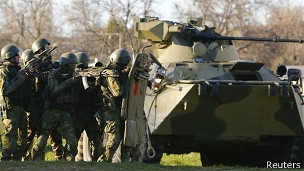 Presuntos soldados rusos tras un vehículo blindado en Belbek, Crimea