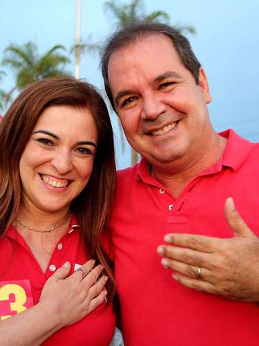 Candidato ao governo do Acre, Tião Viana posou ao lado de sua vice Nazareth Lambert na hora da votação