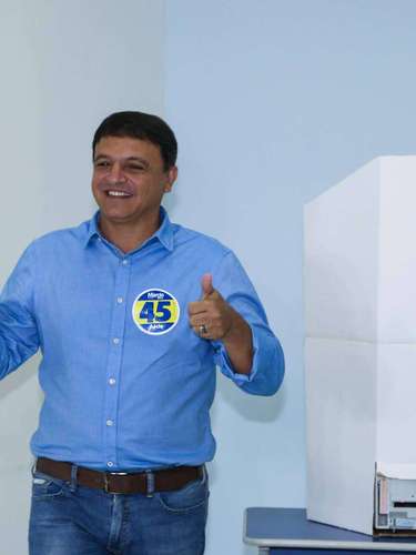 O candidato Tião Viana votou neste domingo no Acre