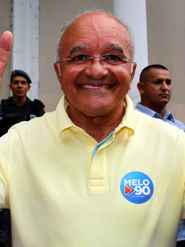 O governador e candidato à reeleição, José Melo (PROS) votou no Colégio Ângelo Ramazotti, em Manaus (AM)