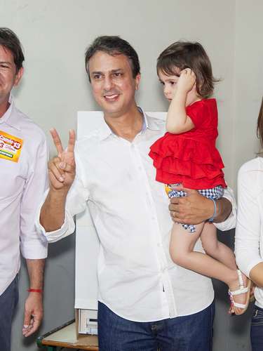 O candidato petista Camilo Santana votou no distrito de Caldas, em Barbalha (CE)
