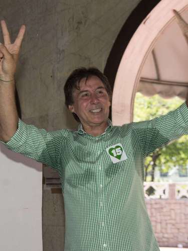 O candidato ao governo do Ceará pelo PMDB, Eunício Oliveira, votou em Fortaleza