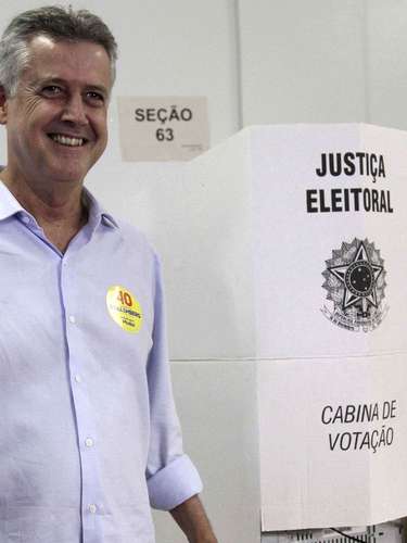 Candidato ao governo do Distrito Federal pelo PSB, Rodrigo Rollemberg vota no Dínatos COC em Brasília (DF)
