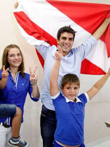 O candidato ao governo do Pará, Helder Barbalho (PMDB), acompanhado da família