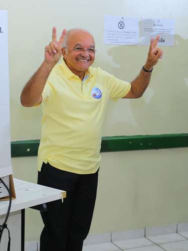 José Melo, candidato do PROS à reeleição ao governo do Amazonas, votou pela manhã na escola Ângelo Ramazzotti 