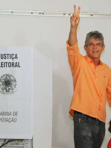 O candidato Ricardo Coutinho, candidato ao governo da Paraíba, votou neste domingo