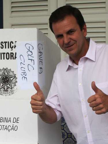 O prefeito do Rio de Janeiro, Eduardo Paes vota no Gávea Country Club, em São Contado, no Rio de Janeiro