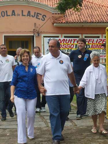 Governador do Rio de Janeiro e candidato à reeleição pelo PMDB, Pezão votou em Piraí, no sul fluminense, acompanhado da esposa, pais e familiares