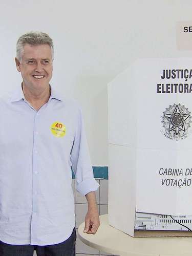 O candidato a governador do Distrito Federal, Rodrigo Rollemberg, após a votação em zona eleitoral do DF