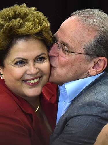 Dilma ganha beijo de Tarso Genro após votação no Rio Grande do Sul