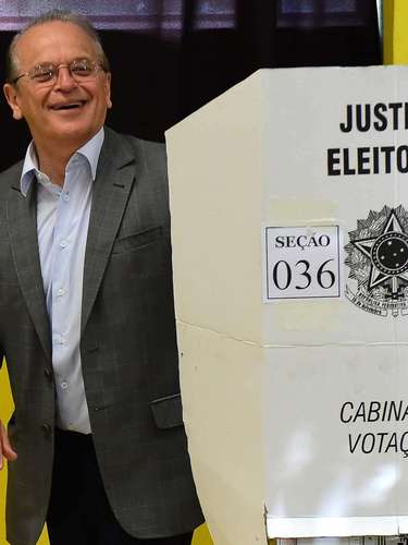 O governador do Rio Grande do Sul e candidato à reeleição pelo PT Tarso Genro votou na manhã deste domingo (26) na Escola Santos Dumont, zona Sul de Porto Alegre