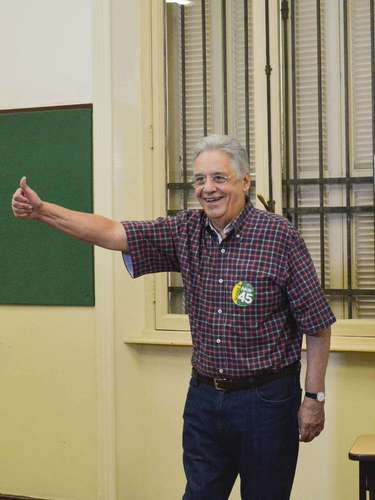 O ex-presidente Fernando Henrique Cardoso durante votação no Colégio Sion, na Avenida Higienópolis, em São Paulo
