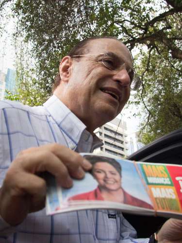 Paulo Maluf mostra adesivo em apoio a candidata à presidência Dilma Rousseff após votar na manhã deste domingo (26)