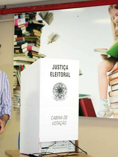 O prefeito de São Paulo Fernando Haddad (PT), vota na manhã deste domingo (26), no Colégio   Brazilian International School, em Moema, Zona Sul da cidade