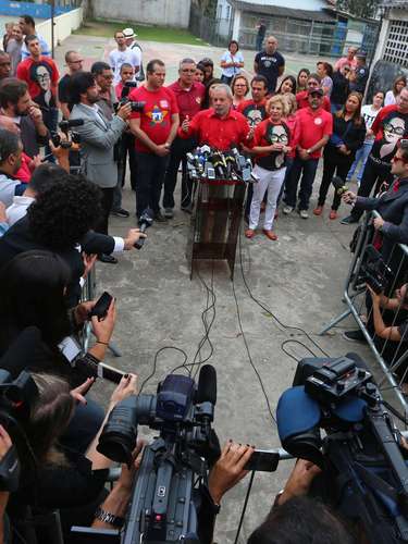 O ex-presidente Luiz Inácio Lula da Silva falou à imprensa na manhã deste domingo