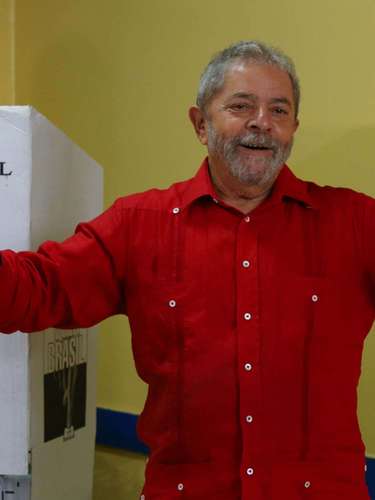 Lula votou neste domingo (26) na Escola Estadual José Firmino Correia De Araújo em São Bernardo do Campo, SP