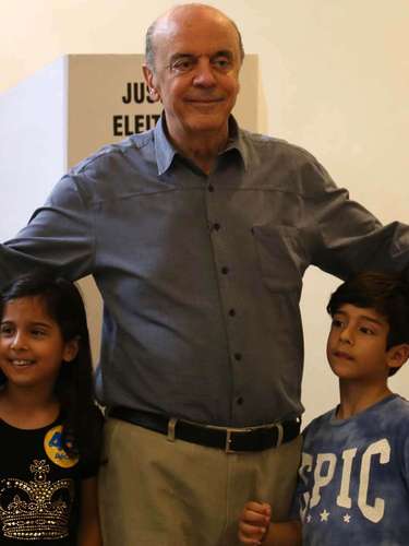 O senador eleito José Serra (PSDB) vota no Colégio Santa Cruz, no alto de Pinheiros, em São Paulo, acompanhado dos netos