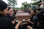 Una multitud despidió con aplausos y llanto a las hermanas María José y Sofía Alvarado. LA PRENSA/AFP