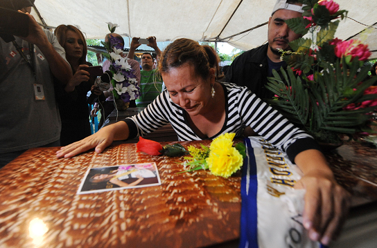 Teresa Munoz llora sobre el ataúd de su hija María José Alvarado, quien junto con su hermana Sofía, fueron asesinadas en Santa Bárbara, Honduras. LA PRENSA/AFP