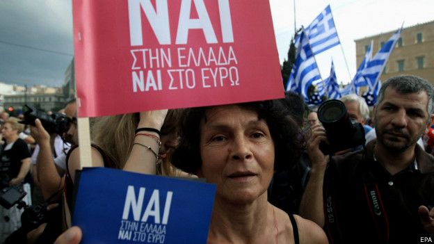Simpatizantes del Si en una plaza de Atenas piden mantener a Grecia dentro del euro.