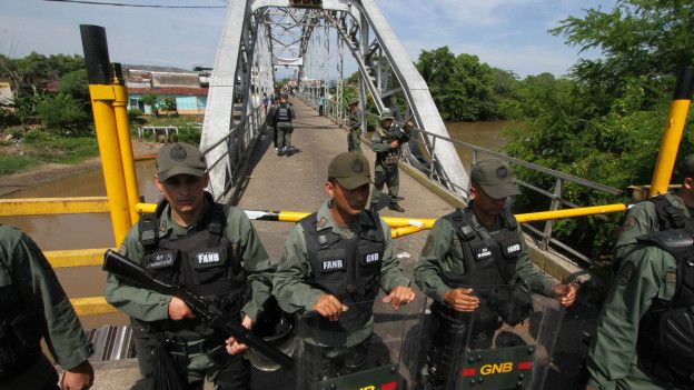 Guardias venezolanos en la frontera con Colombia