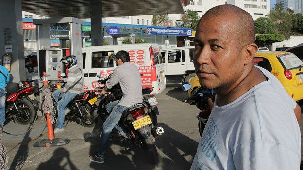 Colombianos en una gasolinera en Cúcuta