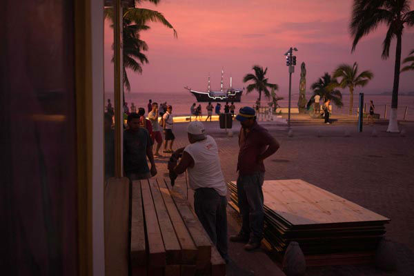 People preparing for the arrival of hurricane Patricia board up the windows of a seaside business in the Pacific resort city of Puerto Vallarta, Mexico, Thursday, Oct. 22, 2015. <span class=meta>AP Photo/ Cesar Rodriguez</span>