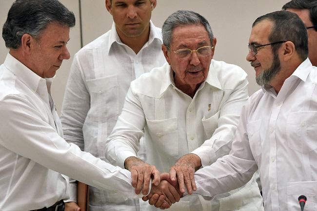 El acuerdo suscrito en presencia del presidente Juan Manuel Santos y el Comandante máximo de las Fuerzas Armadas Revolucionarias de Colombia (FARC), Timoleón Jiménez, pevé que la dejación del armamento se realizará por pasos en los 180 días siguientes a la firma del acuerdo final de paz, cuya fecha no fue precisada.