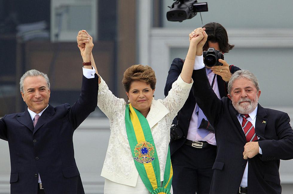 Dilma Rousseff recibe la banda presidencial de manos de Luiz Inácio Lula da Silva fuera de Palacio de Planalto en Brasilia, 1 enero de 2011.
