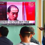 La gente ve una emisión de noticias de televisión mostrando imágenes de Thae Yong-Ho, embajador de Corea del Norte en Gran Bretaña, en una estación de tren en Seúl el 18 de agosto de 2016. Corea del Sur dijo el 17 de agosto que el embajador de Corea del Norte en Gran Bretaña había desertado a Seúl, en una pérdida rara y perjudicial de cara diplomática para Pyongyang. JUNG YEON-JE/AFP/Getty Images)