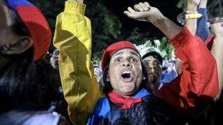 Seguidora de Maduro celebra el resultado de la elección en Caracas.