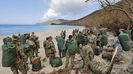 Efectivos de la 602.ª compañía de apoyo médico en una playa cerca del puerto de Carlota Amalia (Islas Vírgenes)